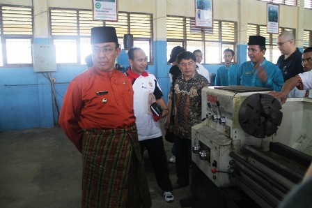 Bupati Inhil HM Wardan bersama Kadisdik Inhil Drs H Helmi D MPd saat meninjau ruang praktek SMKN 2 Tembilahan