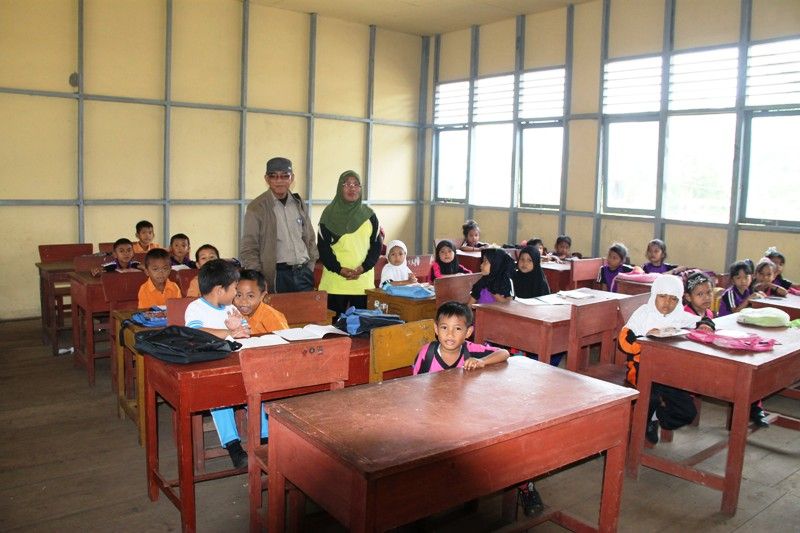 Kabid DIkdas dan PLB disdik Inhil Drs Suhaimi Eka saat meninjau pelaksanaan proses belajar di SDN 005 Desa pungkat belum lama ini 1