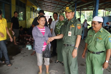 Kadisdik Inhil Drs H Helmi D MPd saat membagikan Daging qurban kepada masyarakat tidak mampu