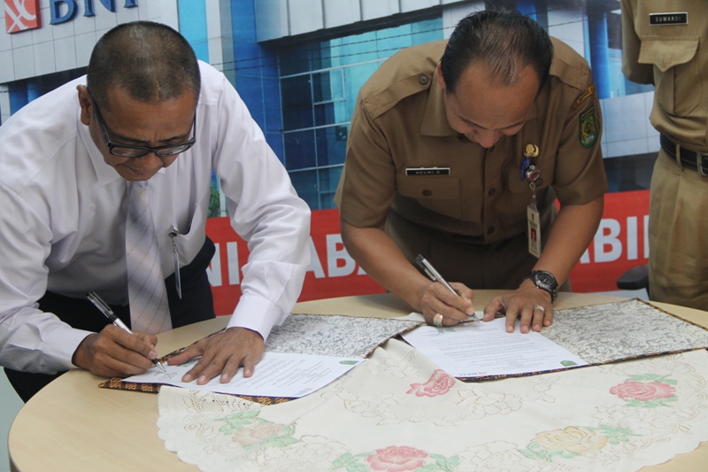 Pimpinan BNI Cabang Tembilahan Firdaus SE dan Kadisdik Inhil Drs H Hlemi D MPd saat teken MoU kerjasama