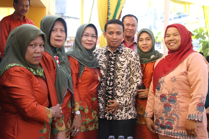 Ketua DPRD Inhil berfoto bersama guru gurunya dulu yang mendidiknya di SDN 003 Tembilahan Kota