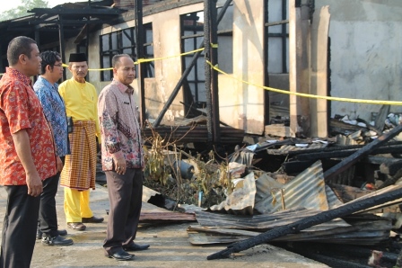 Kadisdik Inhil Drs H Helmi D Mpd bersama rombongan saat menijau ruang kelas SMPN 1 yang haagus dilalap Api