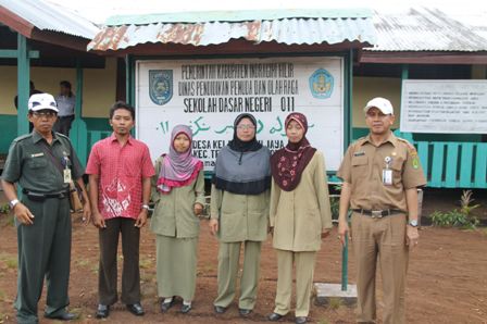 Kadisdik berfoto bersama guru guru SDN 011 Teluk Belengkong yang berada diperbatasan dengan Kabupaten Kampar
