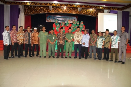 Kadisdik bersama Sekretaris dan undagan lainya serta kelaurga besar SMA PGRI Tembilahan berfoto bersama