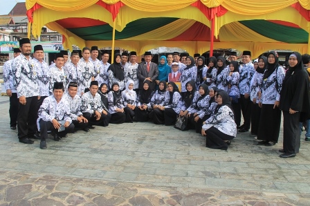 Bupati Inhil beserta istri bersama pengurus PGRI kabupaten Inhil dan para guru berfoto bersama usai acara
