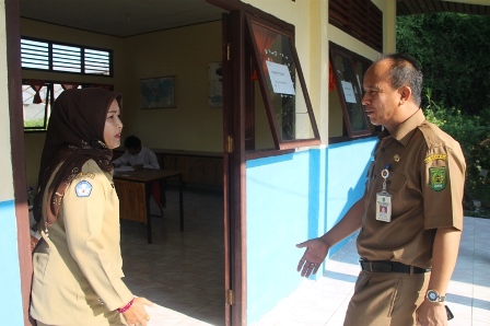 Kadisdik Inhil Drs H Helmi D MPd saat memantau UN SMP kedua di SMPLB Tembilahan yang hanya satu pelaajr yang ikut