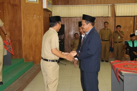 Kadisdik saat memberikan selamat Kepala UPTD yang baru dilantik