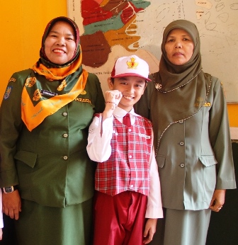 Kepala Sekolah bersaam wali kelas Vb dan Wilyanto murid prestasi OSN tingkat Provinsi Riau 2015