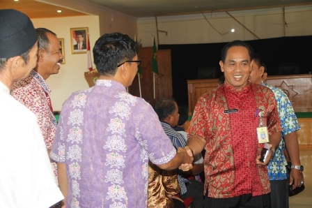 Sekretaris Disdik Inhil HM Hatta Masud saat menyalami para kepala sekolah saat mengikuti sosialsiasi UN belum lama ini