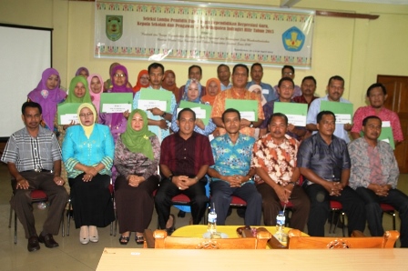 Sekretaris Kabid kasi para panitia dewan juri dan para guru kasek dan pegnawas yang meriah juara berfoto bersama