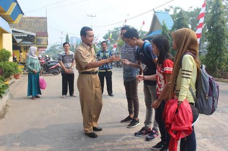 Kabid Dikmen Drs SUwardi MM saat melepas duta FLS2N Inhil ke tingkat nasional