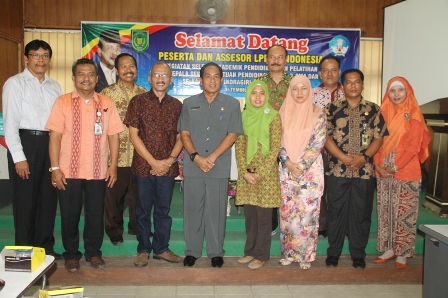 Sekretaris Disdik Inhil bersama tim penguji LPPKS Indonesia dan panitia berfoto bersama