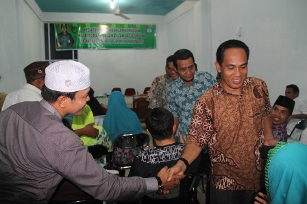 Serketaris Disidk Inhil saat bersalaman kepada guru pada acara pelatihan kurikulum SMA se Inhil belum lama ini