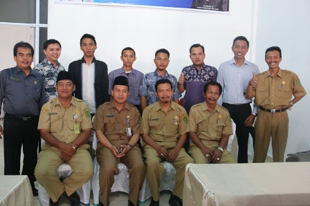 kadisdik bersama Kabid Dikdas Kasi panitia dan narasumber berfoto bersama