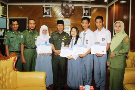Kadisdik didampingi Kabid dan Kasi bersama siswa Inhil yang terpilih skenario terbiak se Indonesia dalam ajang FLS2N nasional berfoto bersama