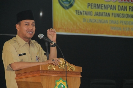 Kadisidk Inhil Drs H Helmi D MPd saat membeirkan arahan kepada peserta