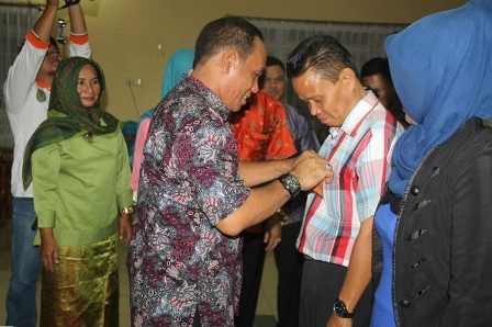 Sekretaris Disdik Inhil HM Hatta masud saat memasang tanda peserta secara simbolis