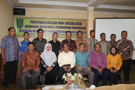 Sekretaris Disdik bersama pantia dan peserta berfoto bersama