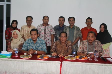 Sekretaris bersama panitia worshop berfoto bersama