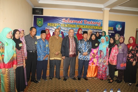 foto bersama para peserta bersama Kadisdik kasi dan narasumber