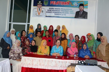 narasumber dan peserta seni budaya berfoto bersama