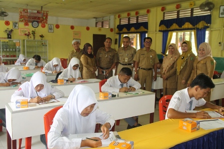 Sekretaris Disdik beserta jajaran saat menijau pelaksana seleksi tertulis Chevron di SMAN 1 Tembilahan Hulu