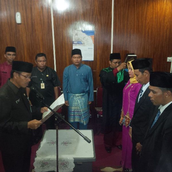 Kadisdik Inhil saat mengambil sumpah jabatan pejabat yang dilantik