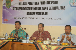 Kadisdik bersama kabid pAUD dan DIkmas serta narasumber saat menghadiri acara