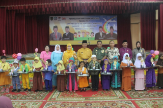 foto bersama Bupati Bunda PAUD beserta forkopinda dan para pemeang lomba berfoto bersama