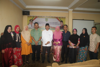 panitia berfoto bersama kadisdik Inhil Drs H Syaifuddin MP